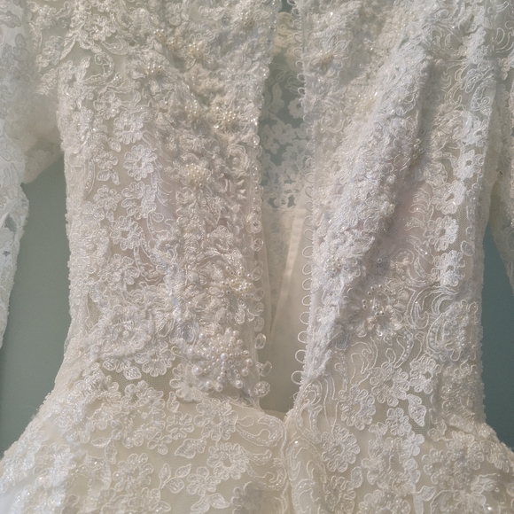I'm selling a wedding dresses - Picture 5 of 11
